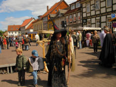 Die Markthexe war nie weit.